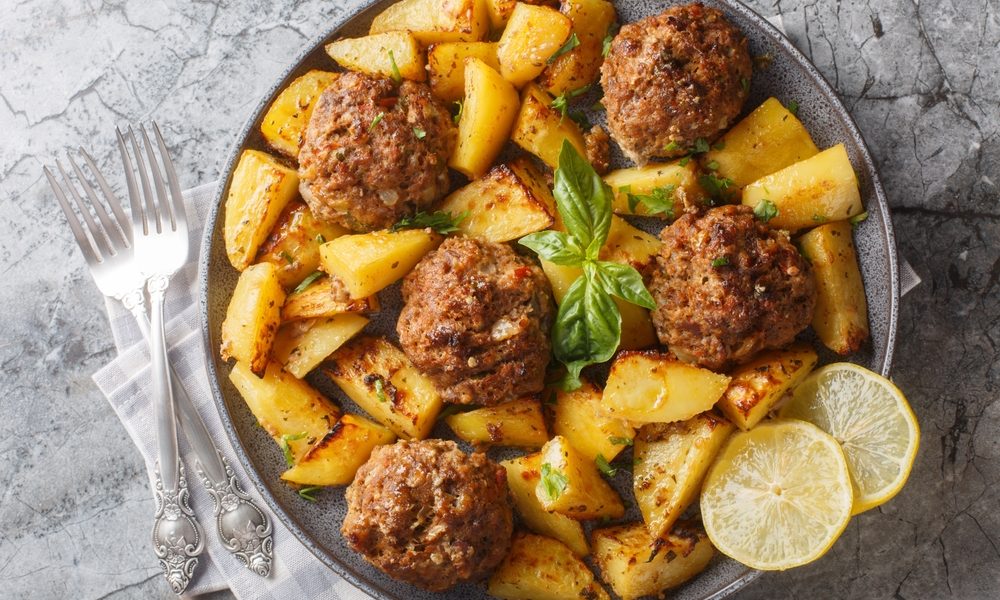 Grecia te așteaptă: Secretul chiftelelor delicioase, gătite la cuptor