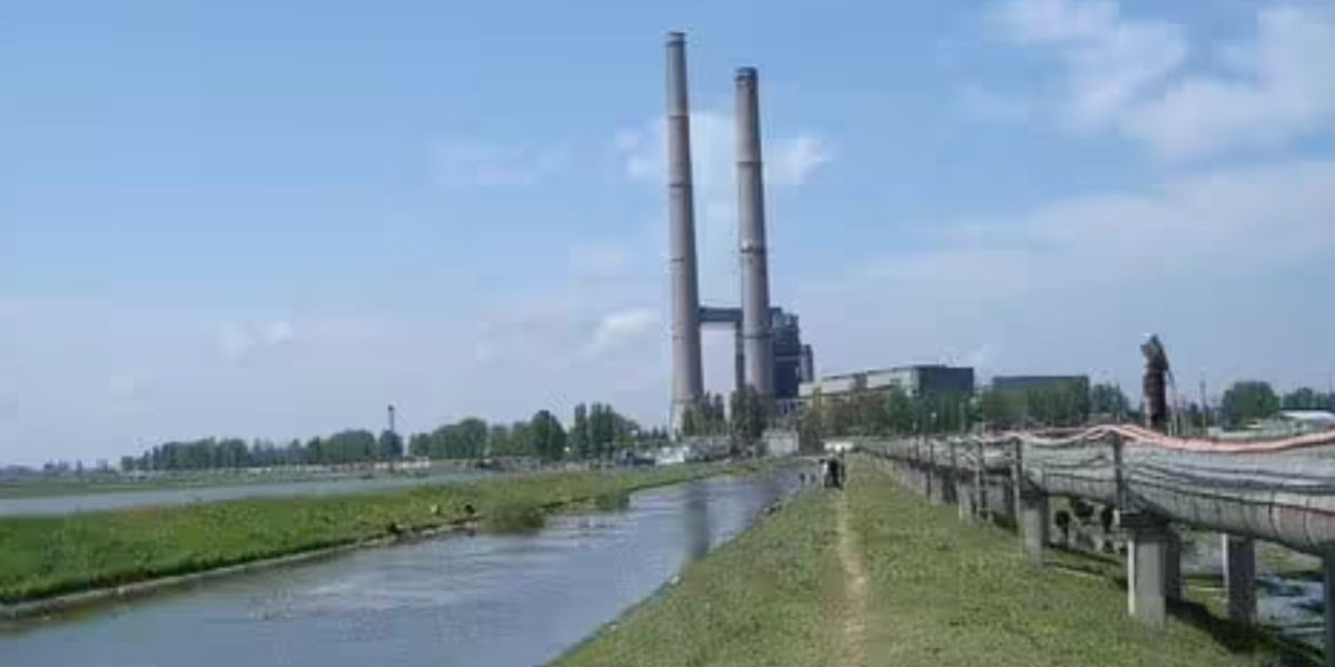 Centrală uriașă de pe vremea lui Ceaușescu, vândută acum. Ruină după ani