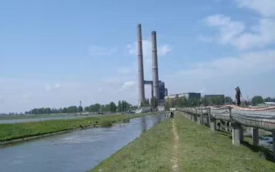 Centrală uriașă de pe vremea lui Ceaușescu, vândută acum. Ruină după ani