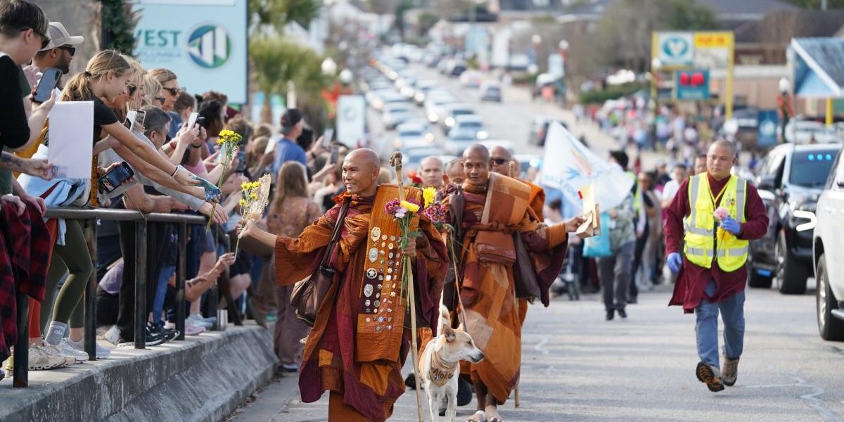 Călugării budiști și cățelul viral pornesc un nou Marș pentru Pace în SRI Lanka