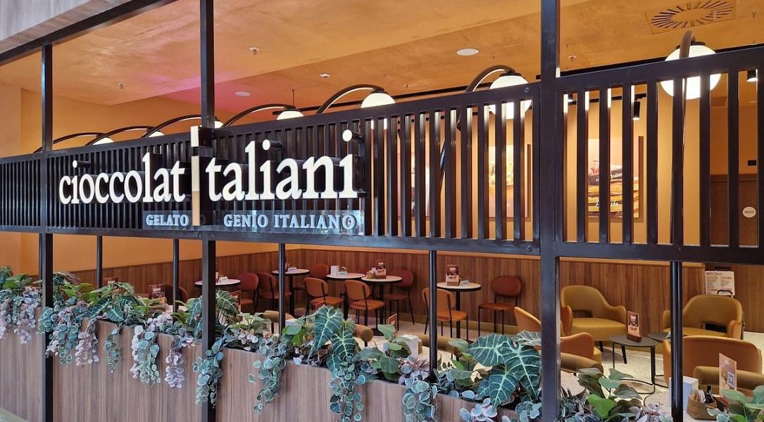 Sphera Franchise Group Desfășoară Planurile de Expansiune în Italia cu o Nouă Unităte Cioccolatitaliani la Genova Sphera Franchise Group, cel mai mare operator de servicii de alimentație din România, continuă expansiunea pe piața italiană cu deschiderea celei de-a doua unități Cioccolatitaliani în Italia, de data aceasta în Genova