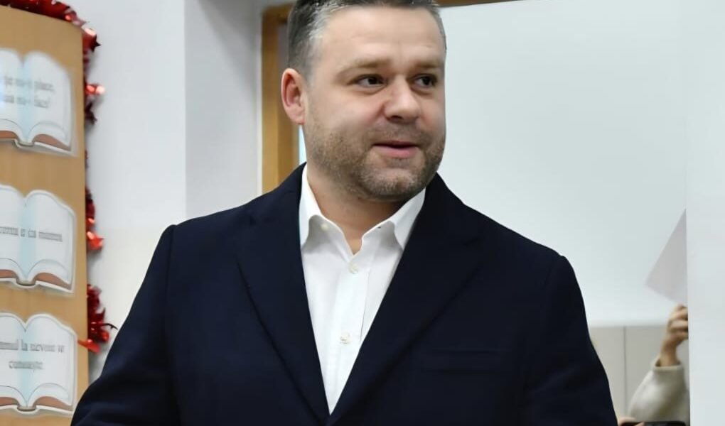 Sindicatele, furioase după anunțul primarului general privind comasarea a 10 instituții ale Capitalei Reprezentanții a două sindicate importante din cadrul Primăriei Municipiului București (PMB) protestează vehement împotriva planului de comasare a 10 instituții subordonate