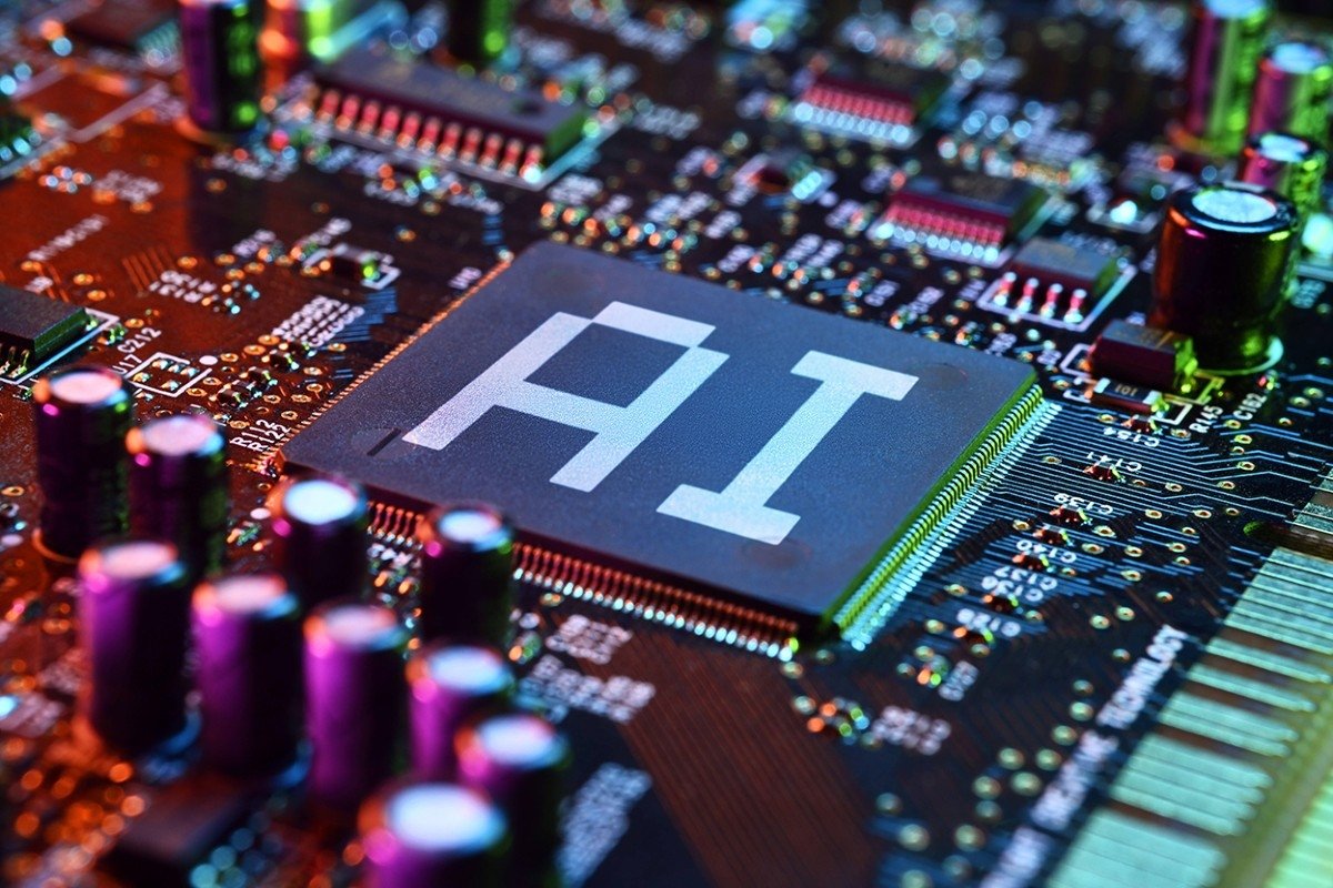 NOUA TEHNOLOGIE EUV PROMIȚE UN AVANS MAJOR ÎN PRODUCȚIA DE CIPURI, SUSȚINUT DE AVÂNTUL INTELIGENȚEI ARTIFICIALE O nouă generație de echipamente pentru producția de cipuri, bazată pe litografia EUV (Extreme Ultraviolet), este pe cale să revoluționeze industria semiconductorilor