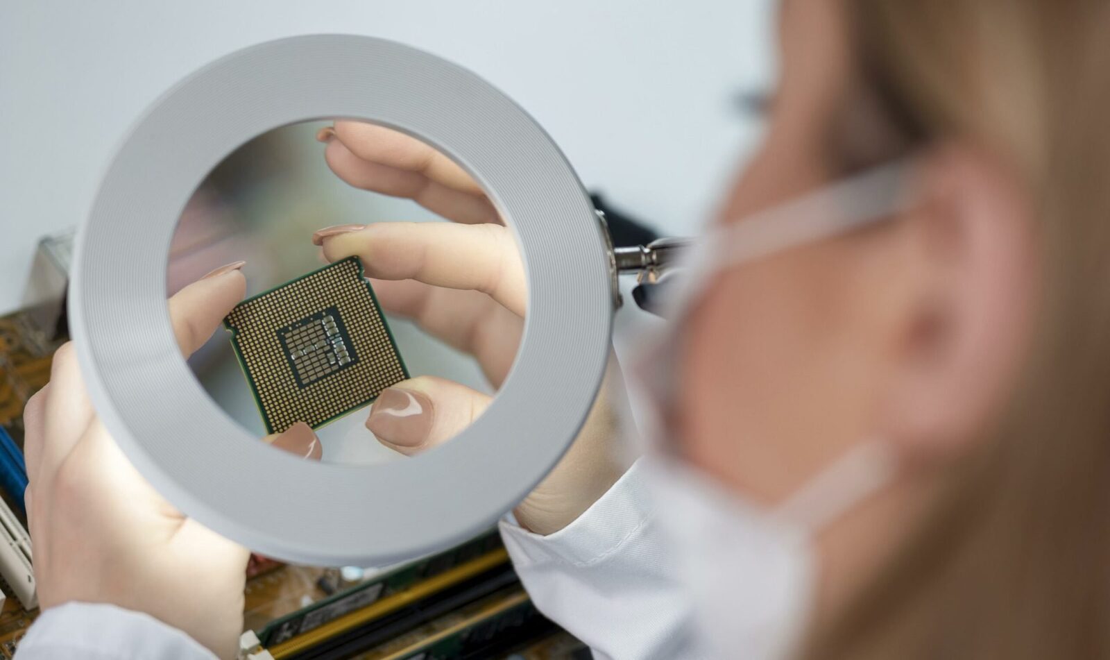Internetul viitorului: Cercetătorii propun o rețea wireless bazată pe lumină, mai rapidă și mai eficientă energetic Problemele actuale ale rețelelor Wi-Fi și celulare – frecvențe aglomerate, interferențe și consum mare de energie – ar putea avea o soluție inovatoare