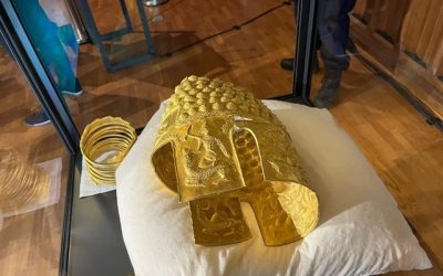 Tezaur inestimabil: Coiful de la Coțofenești și brățările dacice, recuperate de autoritățile olandeze Bucurie la București după ce autoritățile olandeze au recuperat Coiful de la Coțofenești și două brățări dacice din AUR, artefacte de o importanță majoră pentru patrimoniul cultural românesc
