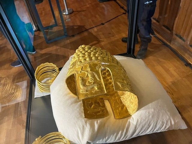 Tezaur inestimabil: Coiful de la Coțofenești și brățările dacice, recuperate de autoritățile olandeze Bucurie la București după ce autoritățile olandeze au recuperat Coiful de la Coțofenești și două brățări dacice din AUR, artefacte de o importanță majoră pentru patrimoniul cultural românesc