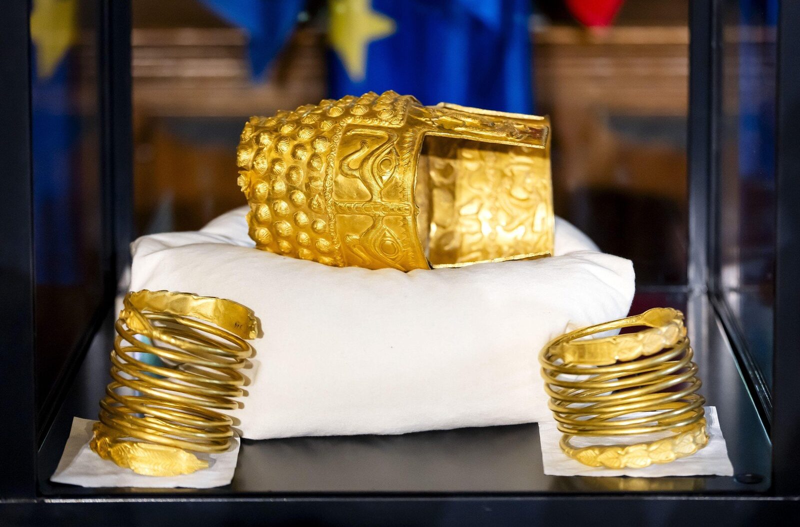 Autoritățile olandeze au predat României, la 2 aprilie 2026, Coiful de la Coțofenești și două brățări dacice, bunuri culturale furate în ianuarie 2025 de la Muzeul Drents din Olanda