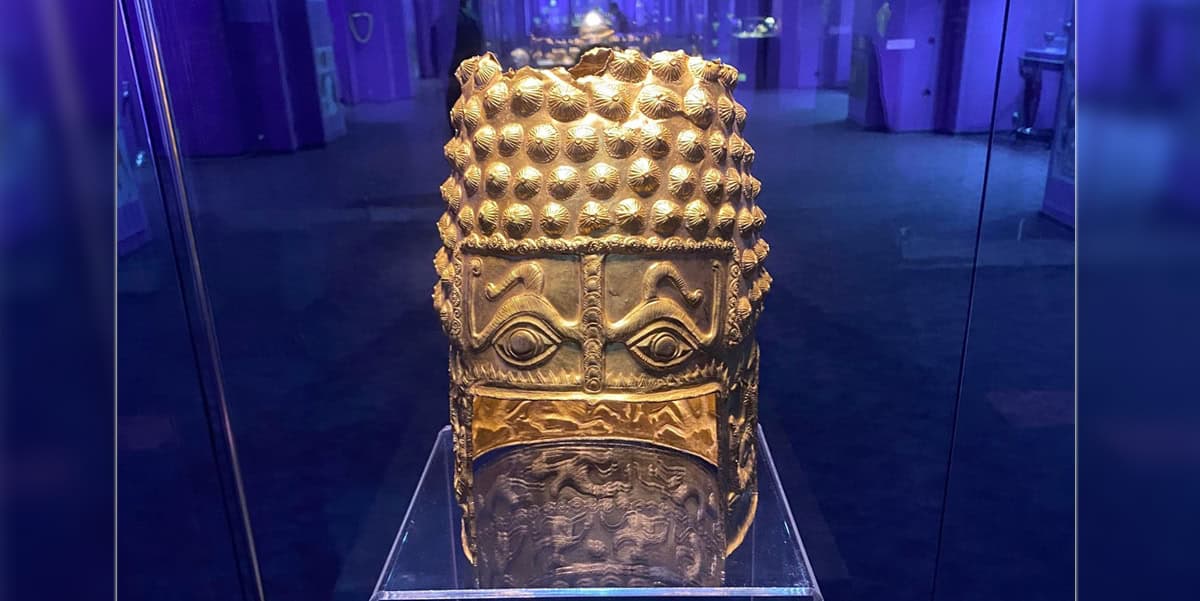 Coiful de la Coțofenești și două brățări dacice, recuperate în Olanda Autoritățile olandeze au anunțat recuperarea Coifului de la Coțofenești și a două dintre cele trei brățări dacice furate anul trecut din Muzeul Drents