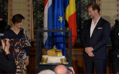 Coiful de la Coțofenești și brățările dacice au fost prezentate publicului la Assen, Olanda Autoritățile olandeze au prezentat, joi, coiful de la Coțofenești și două brățări dacice, obiecte de patrimoniu furate în urmă cu un an