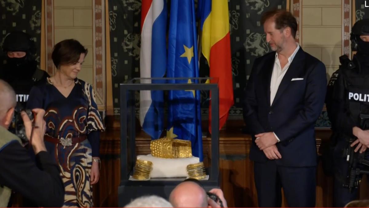 Coiful de la Coțofenești și brățările dacice au fost prezentate publicului la Assen, Olanda Autoritățile olandeze au prezentat, joi, coiful de la Coțofenești și două brățări dacice, obiecte de patrimoniu furate în urmă cu un an