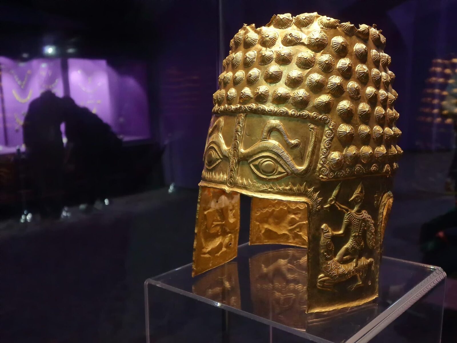 Coiful de la Coțofenești, recuperat de autoritățile olandeze Unul dintre cele mai valoroase artefacte arheologice românești, coiful de la Coțofenești, a fost recuperat de autoritățile olandeze, conform informațiilor apărute în presa din Țările de Jos
