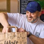 Burgerii au detronat drobul de Paște: Ce comandă românii prin aplicații