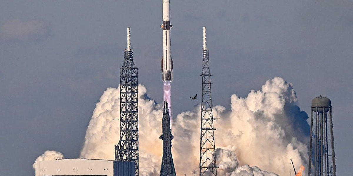 Blue Origin lansează racheta cu motor reutilizabil, o premieră