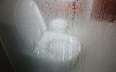 Condensul pe vasul de toaletă: De ce apare și cum îl putem combate Bucățile de apă care se formează pe vasul de toaletă, mai ales în sezonul rece sau în băile slab ventilate, pot fi mult mai mult decât o simplă problemă estetică