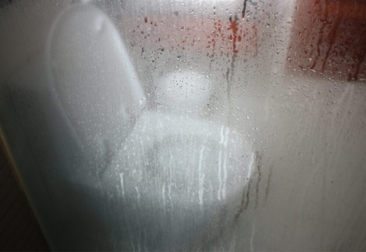 Condensul pe vasul de toaletă: De ce apare și cum îl putem combate Bucățile de apă care se formează pe vasul de toaletă, mai ales în sezonul rece sau în băile slab ventilate, pot fi mult mai mult decât o simplă problemă estetică