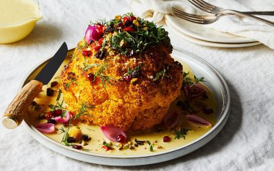 Friptura de conopidă: O rețetă simplă și economică, ideală pentru post Într-o perioadă în care mulți români caută soluții culinare accesibile și sănătoase, friptura de conopidă întreagă se distinge ca o opțiune atrăgătoare