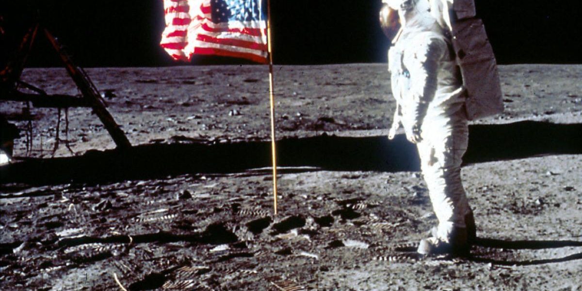 Conspirății pe Lună: Românii (și un citat amuzant) care nu cred în Artemis 2