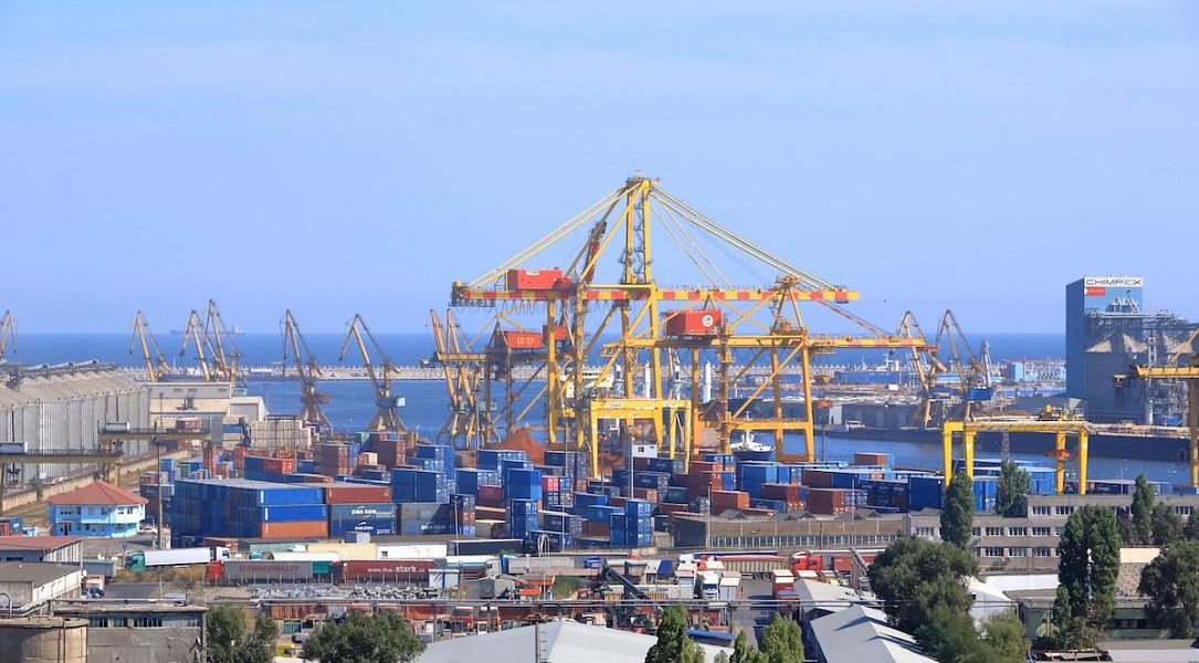 Portul Constanța primește o infuzie de capital de 55 de milioane de euro Acționarii Companiei Naționale Administrația Porturilor Maritime (CNAPM) Constanța au aprobat, în cadrul unei ședințe extraordinare din 30 martie, majorarea capitalului social al companiei cu maximum 281,6 milioane de lei (55 de milioane de euro)