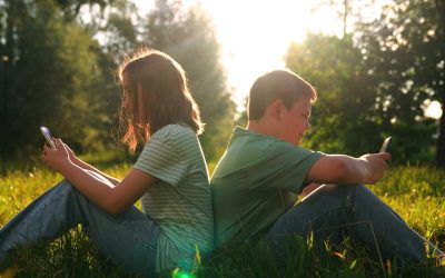 Copiii și Ecranele: Recomandări, Realitate și Impactul Asupra Dezvoltării Autoritățile medicale recomandă limitarea drastică a timpului petrecut de copii în fața ecranelor, mai ales în primii ani de viață