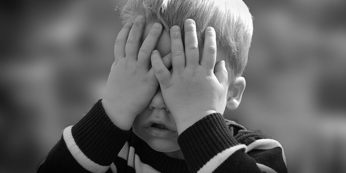 Pompierul-erou: Copil de doi ani, salvat din moarte SIGURĂ într-un magazin