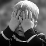 Pompierul-erou: Copil de doi ani, salvat din moarte SIGURĂ într-un magazin