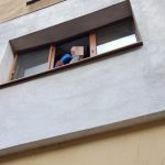 Copil salvat de Poliție de pe marginea unei ferestre