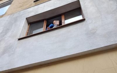 Copil salvat de Poliție de pe marginea unei ferestre