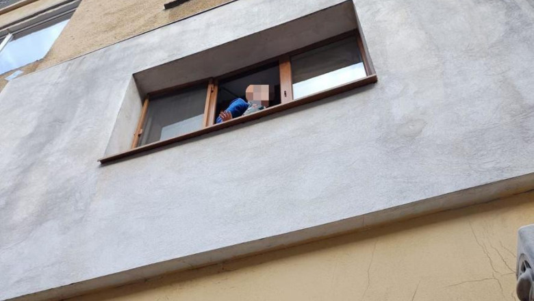 Copil salvat de Poliție de pe marginea unei ferestre