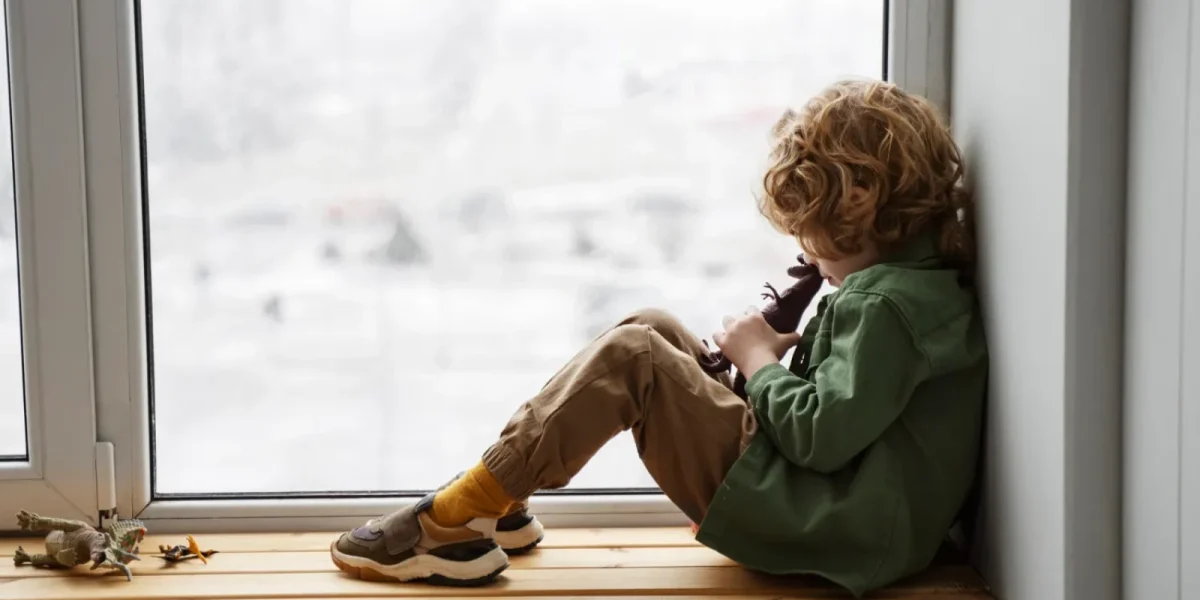 Groază: Copil de 9 ani, înfometat și sechestrat într-o dubiță de propriul părinte