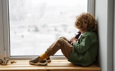 Groază: Copil de 9 ani, înfometat și sechestrat într-o dubiță de propriul părinte