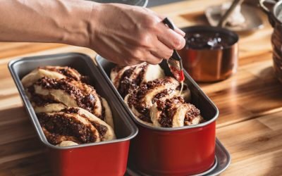 Cozonacul de Paște: Tradiție și superstiții în bucătăria românească În prag de Sărbători, gospodinele din România se pregătesc intens pentru una dintre cele mai importante tradiții culinare: cozonacul