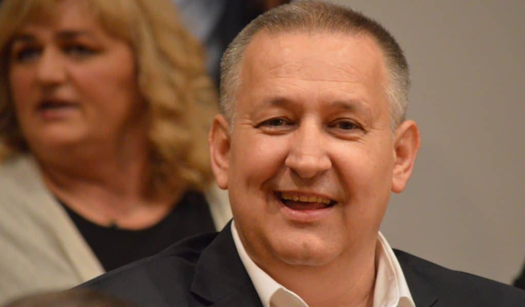 Cristian Anton, fost director general al Autorității Rutiere Române (ARR), și R.B.A., administrator al unei societăți comerciale, au fost arestați preventiv pentru 30 de zile, conform unei decizii a Tribunalului Cluj