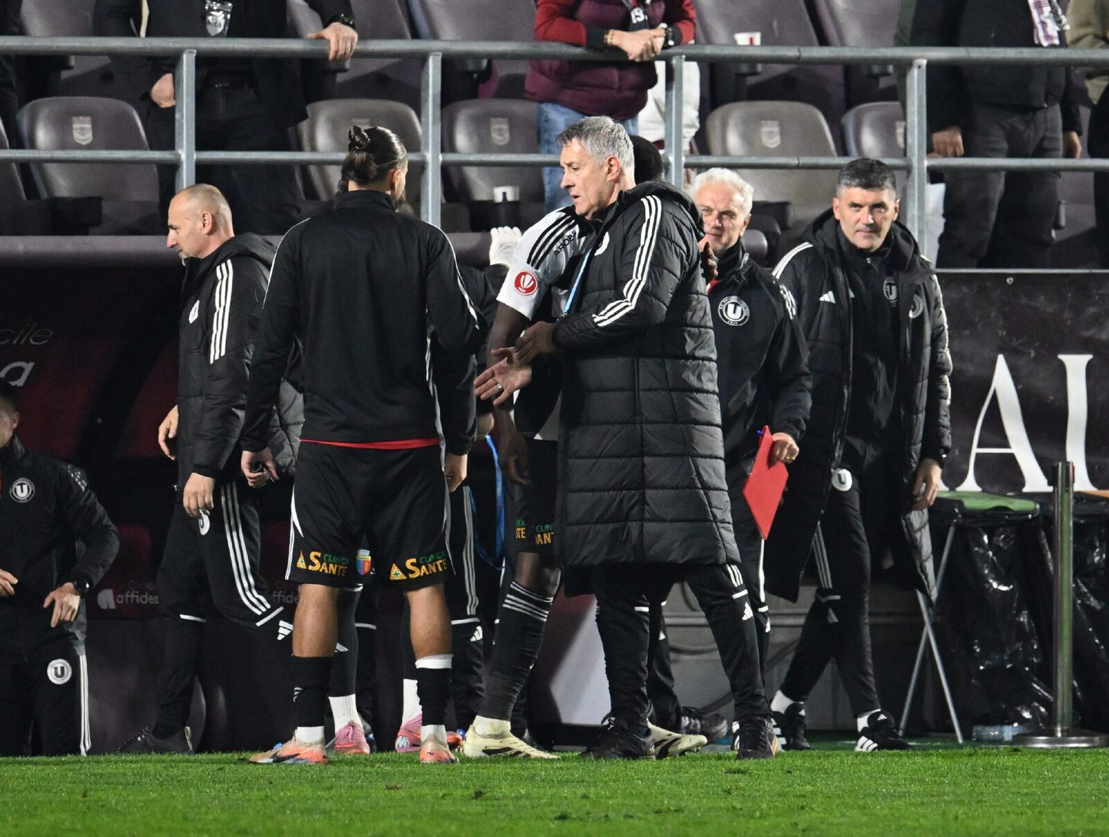 Antrenorul lui U Cluj, Cristiano BERGODI, a reacționat după ce l-a înlocuit pe Dan NISTOR în meciul cu Rapid, o decizie care a stârnit nemulțumirea mijlocașului