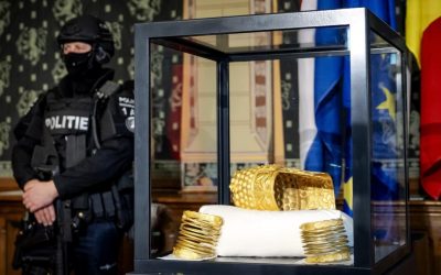 Coiful de la Coțofenești, prezentat oficial după recuperarea din Olanda Autoritățile olandeze au prezentat, joi, coiful de AUR de la Coțofenești, un artefact de o valoare inestimabilă, vechi de aproape 2.500 de ani