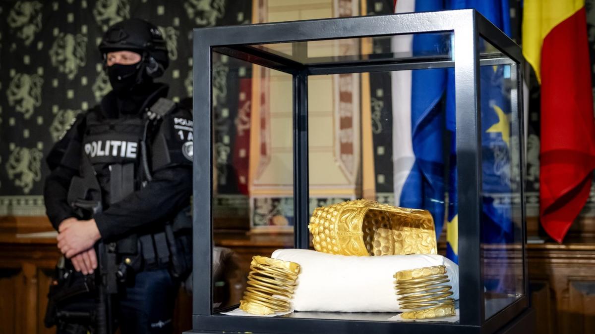 Coiful de la Coțofenești, prezentat oficial după recuperarea din Olanda Autoritățile olandeze au prezentat, joi, coiful de AUR de la Coțofenești, un artefact de o valoare inestimabilă, vechi de aproape 2.500 de ani