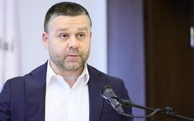 Ciucu vrea să elimine parcarea gratuită pentru mașinile electrice: „E inechitate socială” Primarul General al Capitalei, Ciprian Ciucu, a anunțat că intenționează să elimine gratuitatea parcării pentru mașinile electrice în București