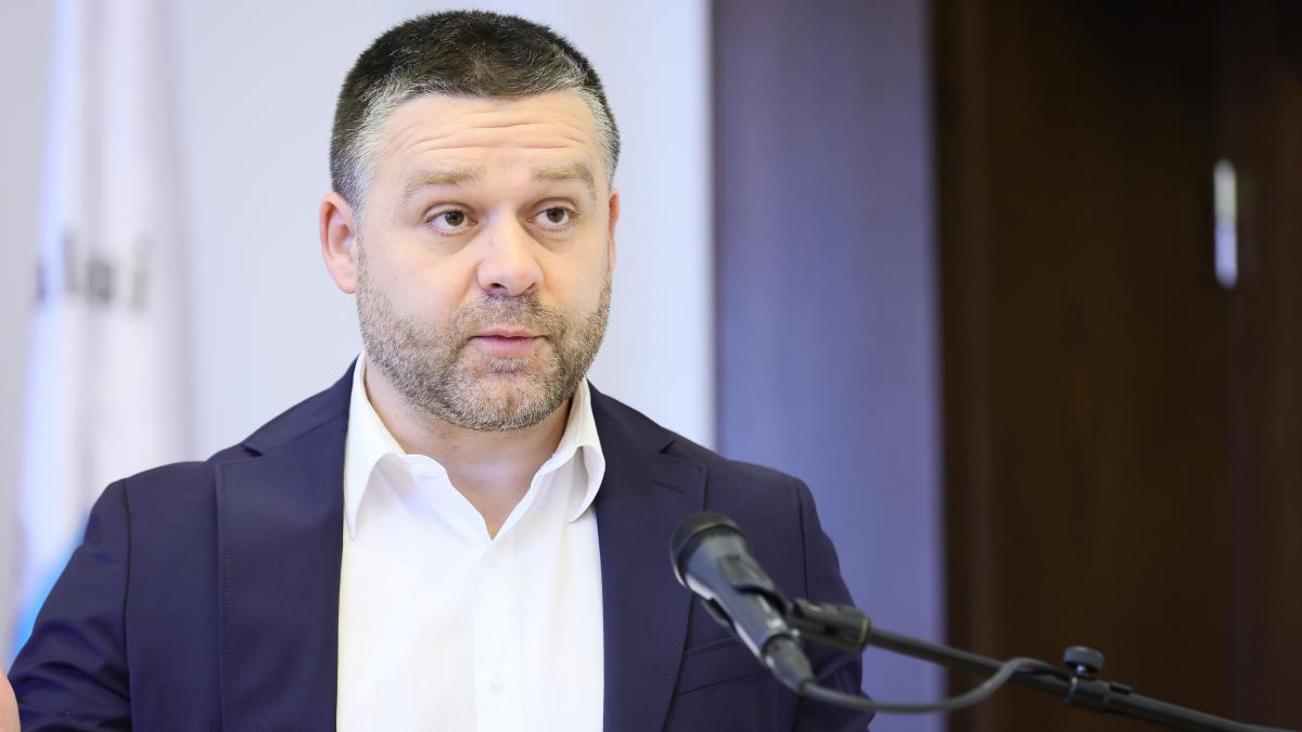 Ciucu vrea să elimine parcarea gratuită pentru mașinile electrice: „E inechitate socială” Primarul General al Capitalei, Ciprian Ciucu, a anunțat că intenționează să elimine gratuitatea parcării pentru mașinile electrice în București