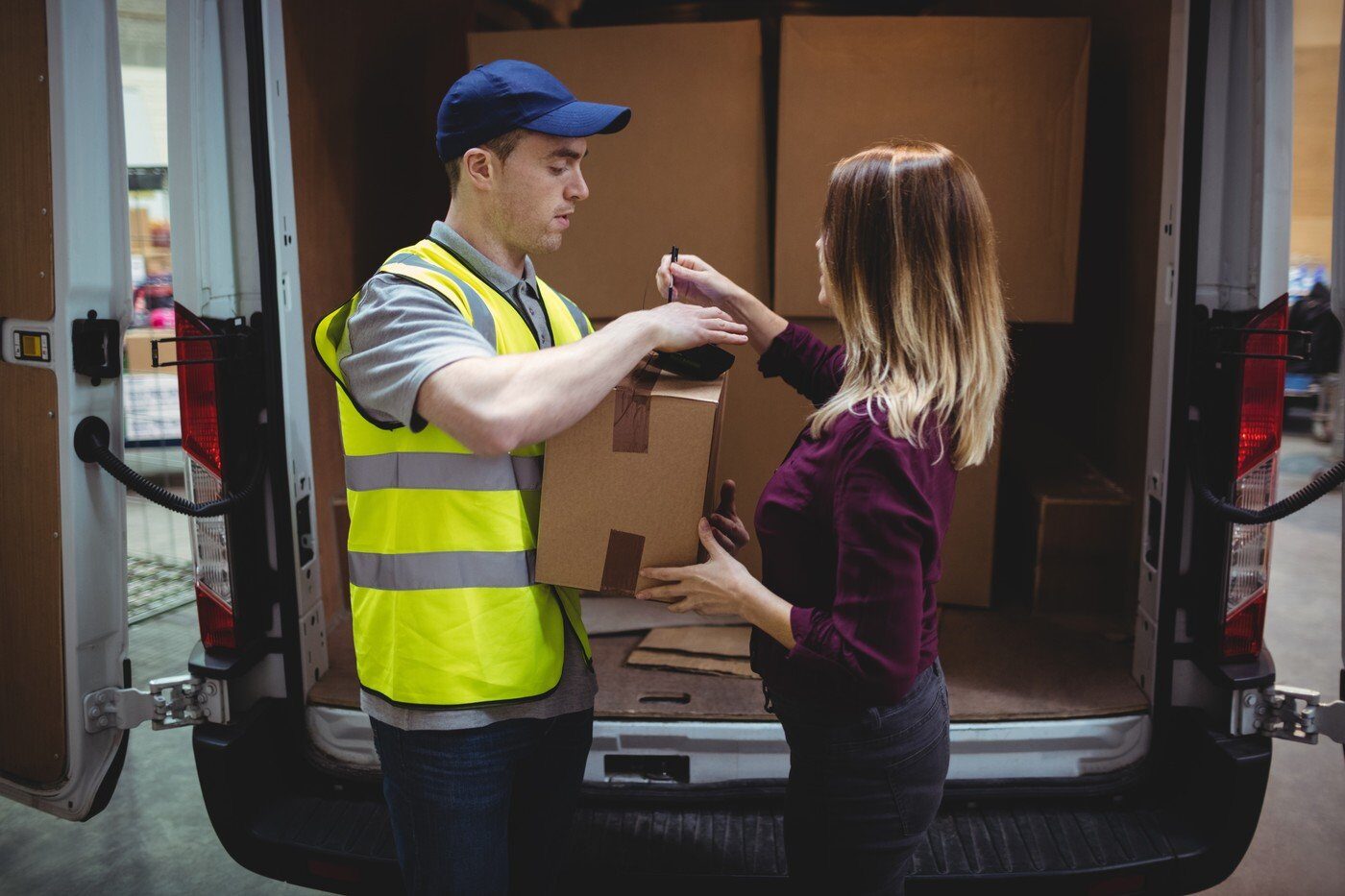 Nouă companie de curierat intră pe piața din România