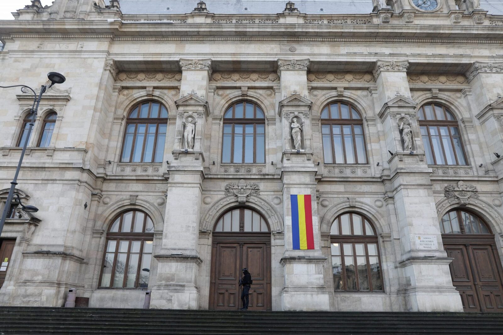 Curtea de Apel București a suspendat decizia CNA privind retragerea licenței Realitatea Plus Curtea de Apel București a suspendat miercuri decizia Consiliului Național al Audiovizualului (CNA) de a retrage licența postului de televiziune Realitatea Plus