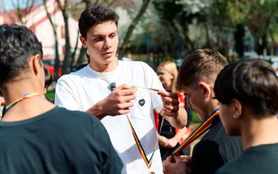 David Popovici, vizită emoționantă la o casă familială din București Campionul mondial de natație, David Popovici, a petrecut timp cu 12 copii dintr-o casă familială din sectorul 4 al Capitalei