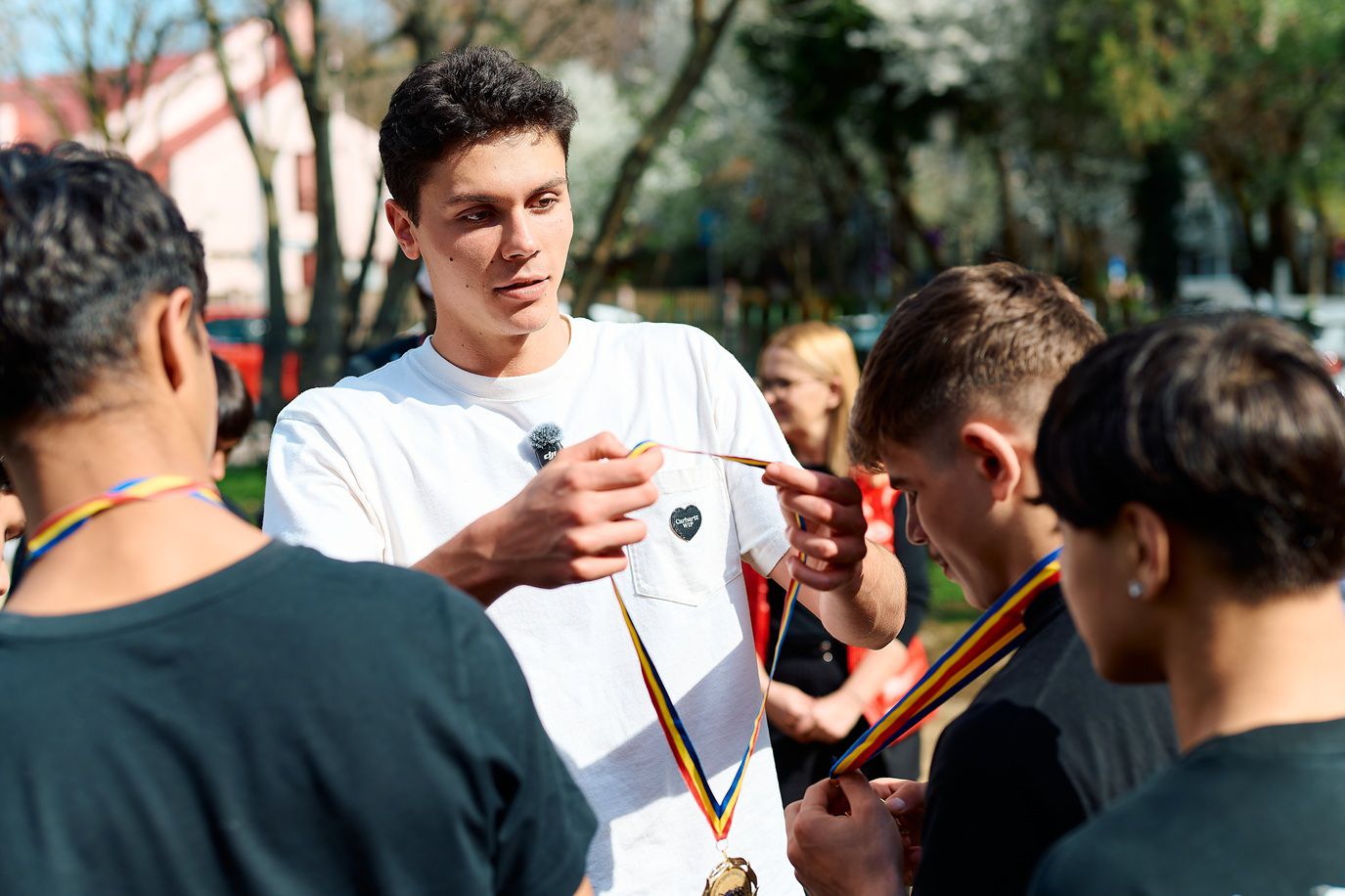 David Popovici, vizită emoționantă la o casă familială din București Campionul mondial de natație, David Popovici, a petrecut timp cu 12 copii dintr-o casă familială din sectorul 4 al Capitalei