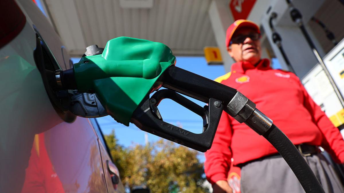 Plafonarea adaosului comercial la carburanți intră în vigoare, dar efectele sunt incerte Începând de miercuri, România se confruntă oficial cu o criză pe piața carburanților, iar Guvernul a implementat prima măsură menită să atenueze efectele