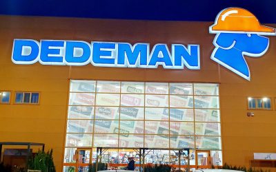 Denumirea lanțului de magazine Dedeman, un nume familiar pentru români, a fost creată pe loc, în fața unui ghișeu