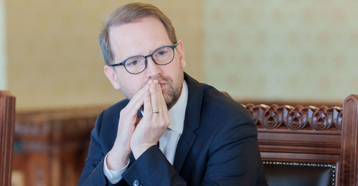 Blocul prăbușit din București: Plăci de beton, pericol pe trotuar, amenzi noi