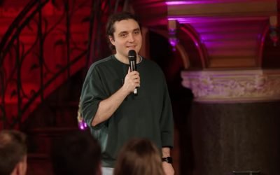 Comedia „europeană autentică” cucerește Bucureștiul: Dragoș Giugula împacă râsul cu stereotipurile Bucureștiul a vibrat de râsete într-o seară de februarie, în sala Club 99, unde comediantul Dragoș a susținut un spectacol de stand-up în limba engleză
