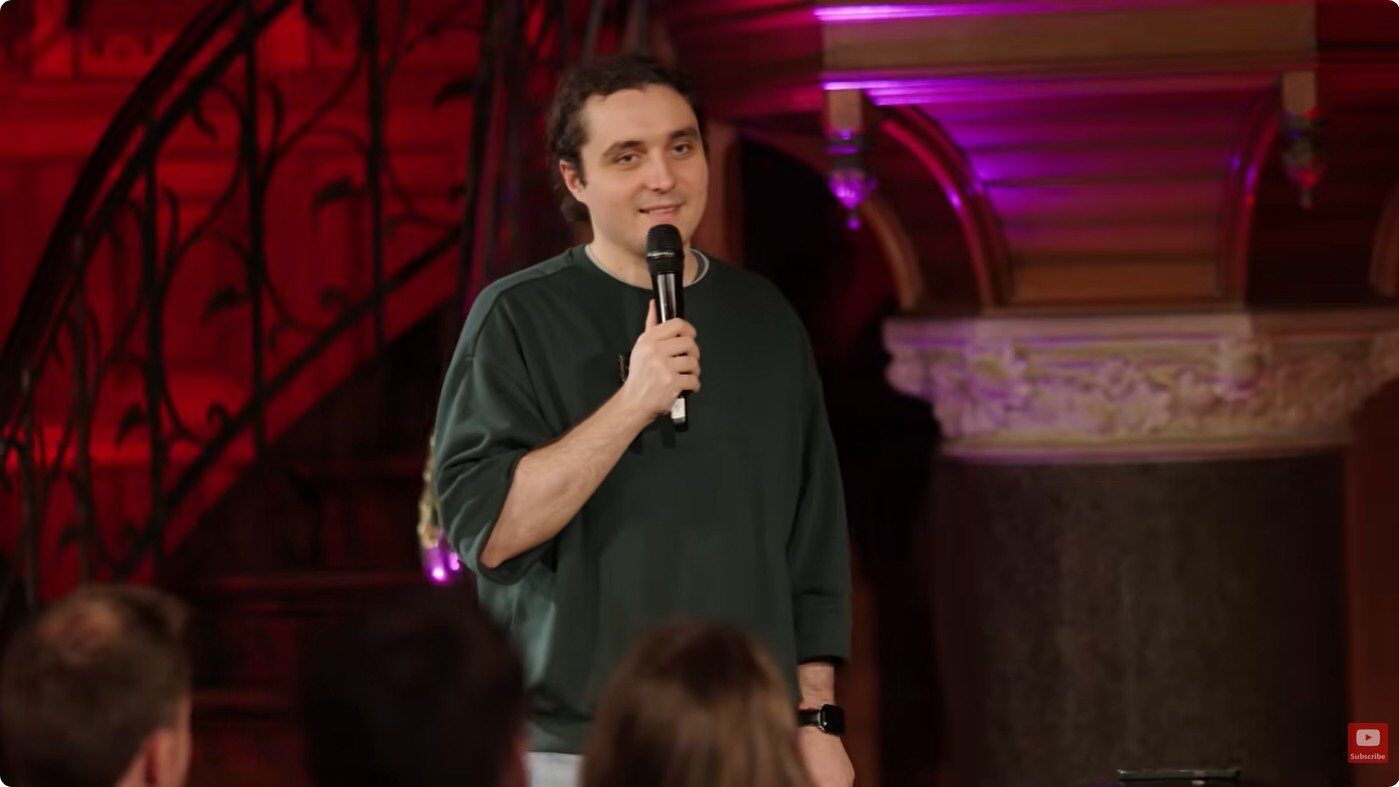Comedia „europeană autentică” cucerește Bucureștiul: Dragoș Giugula împacă râsul cu stereotipurile Bucureștiul a vibrat de râsete într-o seară de februarie, în sala Club 99, unde comediantul Dragoș a susținut un spectacol de stand-up în limba engleză