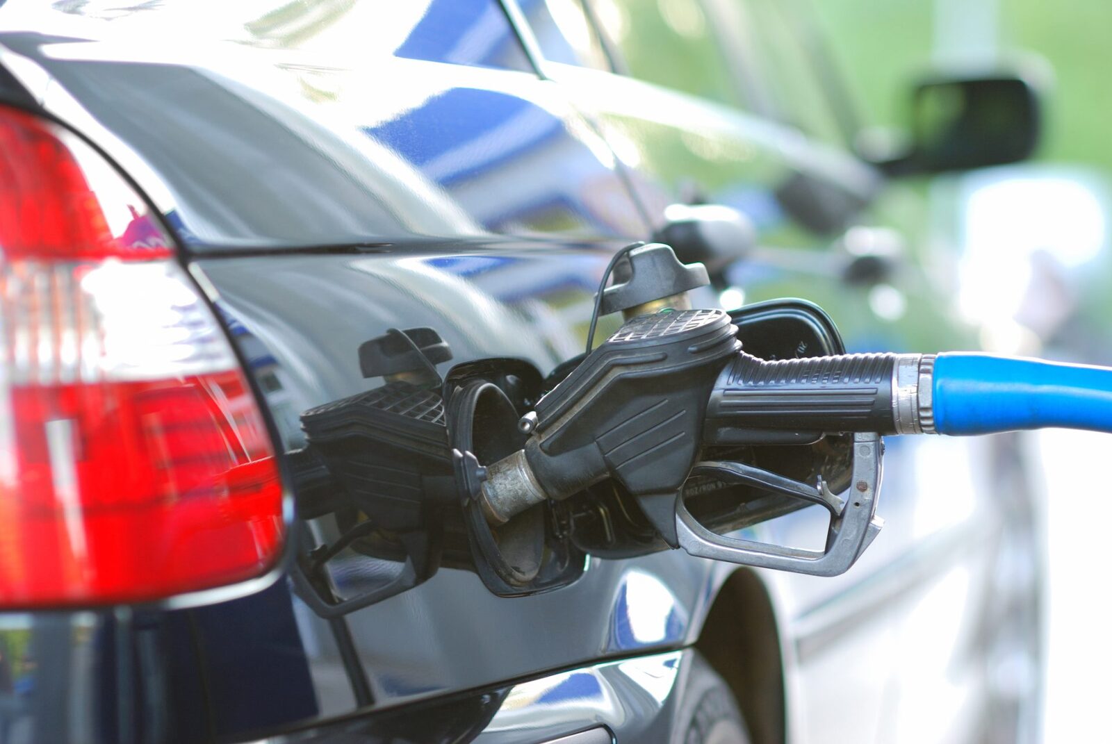 Guvernul anunță noi măsuri pentru a tempera prețurile la carburanți Grupul de lucru constituit la nivelul Guvernului a decis, joi, 2 aprilie 2026, un nou set de măsuri menite să limiteze creșterea prețurilor la carburanți