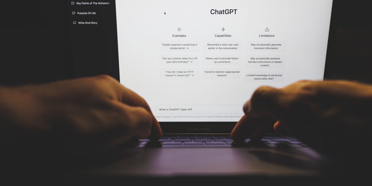 Atenție la ChatGPT: Casele de avocatură din SUA avertizează clienții