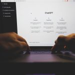 Atenție la ChatGPT: Casele de avocatură din SUA avertizează clienții