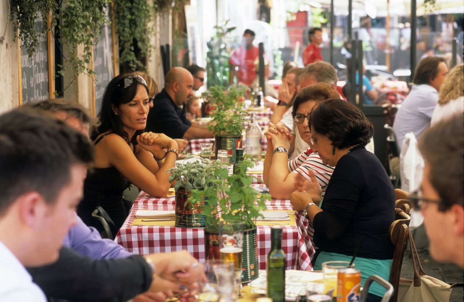 O nouă tendință: restaurantele din SUA spun „nu” telefoanelor În Statele Unite, barurile și restaurantele încep să adopte o politică „fără telefon”, o mișcare menită să încurajeze clienții să se deconecteze de la ecrane și să se concentreze pe interacțiunea umană autentică
